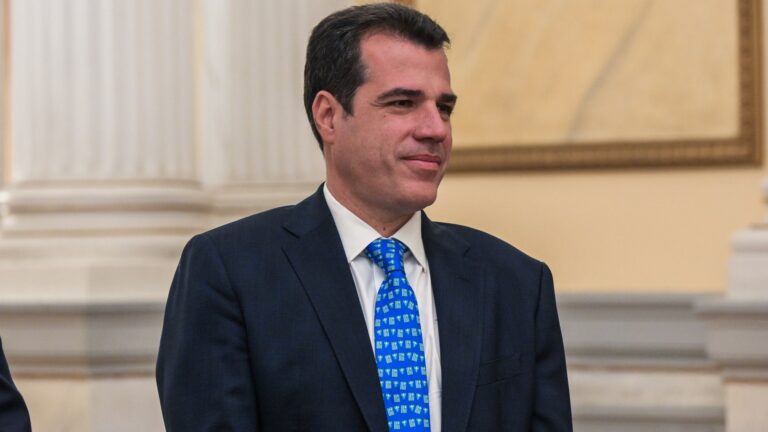 Μεταναστευτικό – Κρήτη: «Από χθες ξεκίνησε η αποσυμφόρηση του νησιού», λέει ο Πλεύρης