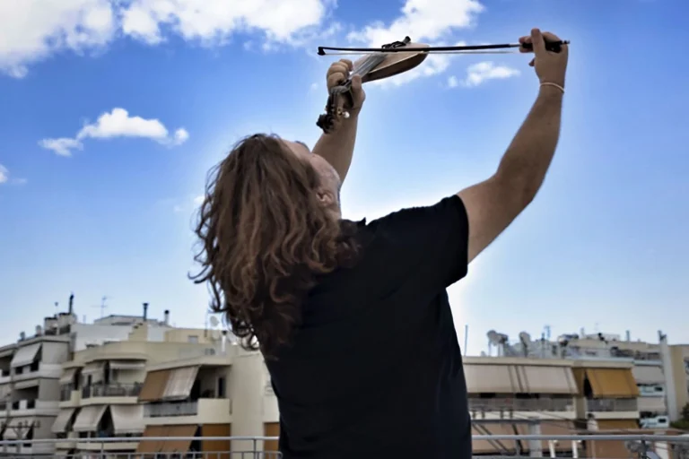 Αποκλειστικό: Ο Μάνος Πυροβολάκης βάζει την κρητική λύρα στην πρίζα