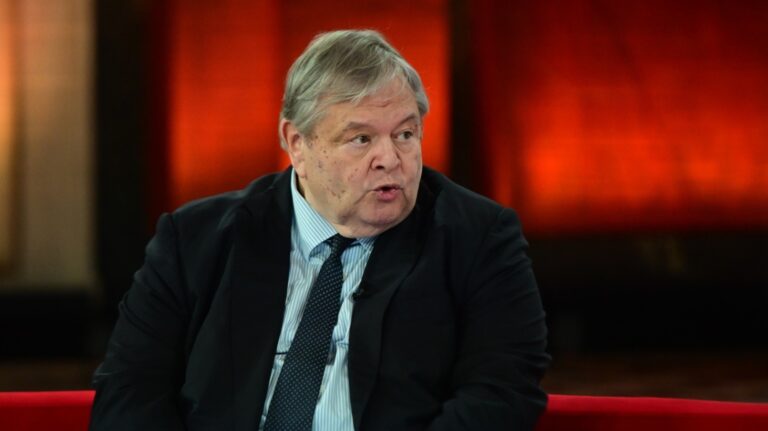 Μεταναστευτικό: Κεραυνοί Βενιζέλου για τις νέες ρυθμίσεις – «Ελπίζω ότι δεν θα εφαρμοστεί σε όλη τη χώρα ο νόμος περί κατάστασης πολιορκίας» – Κυβέρνηση: «Δεν ενεργοποιούμε το άρθρο 15»