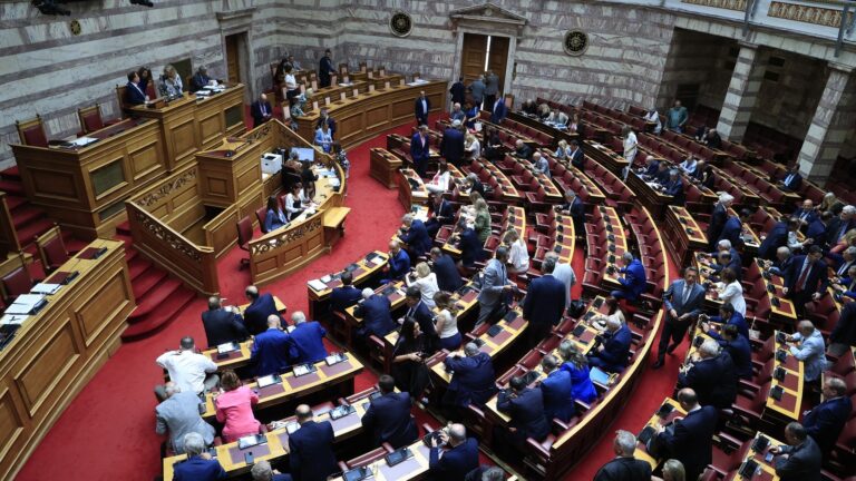 Τέμπη – Βουλή: Ένταση στις άρσεις ασυλίας των 14 «γαλάζιων» βουλευτών που μηνύθηκαν από την Καρυστιανού για εσχάτη προδοσία