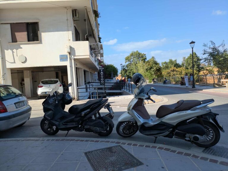 Παραβίαση βασικών κανόνων κυκλοφορίας, πλήρης απουσία ενσυναίσθησης και μια εικόνα που συνοψίζει το πρόβλημα της ατιμωρησίας στους δρόμους των Χανίων