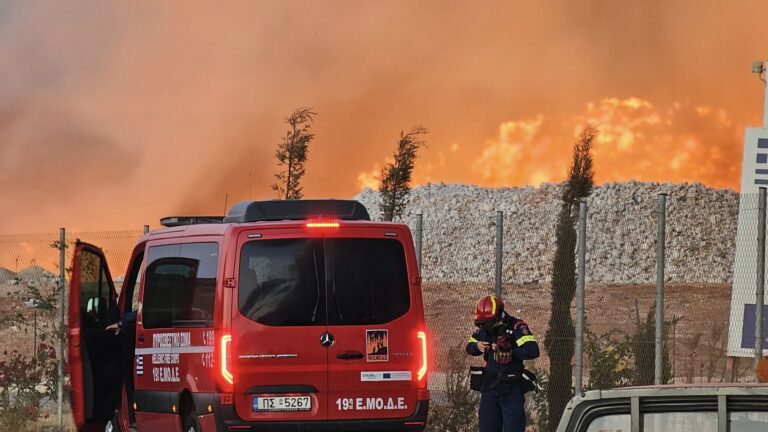 Φωτιά στη ΔΕΔΙΣΑ: Βελτιώθηκε η κατάσταση σήμερα, συνεχίζεται όμως η μάχη με τις φλόγες και τον τοξικό καπνό
