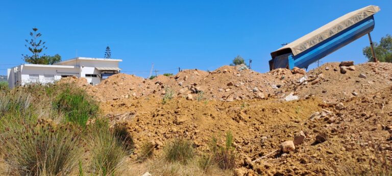 Αυθαίρετες επιχωματώσεις στην Κάτω Σούδα: Καταγγελία για παρανομίες της ΕΡΤ σε πλημμυροπαθή ζώνη