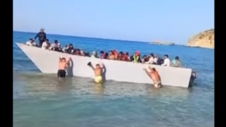 Γαύδος: Fake βίντεο με λουόμενους που δήθεν διώχνουν βάρκα με μετανάστες με τα χέρια