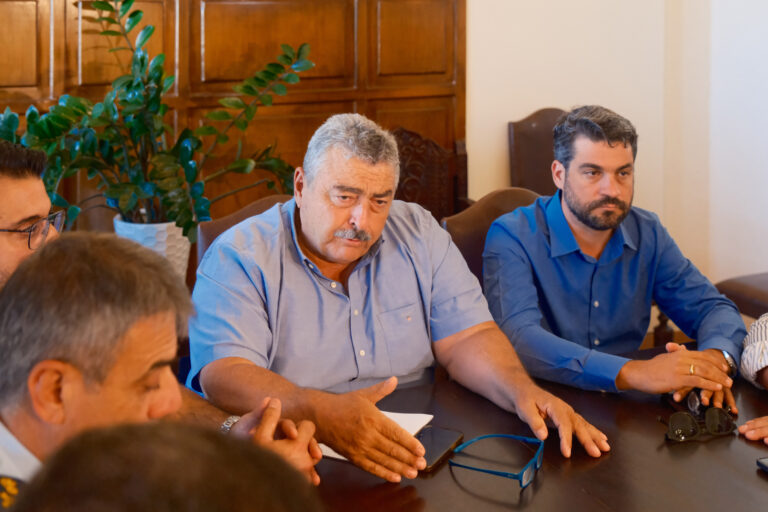 Καλογερής για Αγυιά: «Ξεγελαστήκαμε! Ο χώρος αυτός τελειώνει» – Εκκωφαντική η απουσία της Σ. Βολουδάκη από τη σύσκεψη για το μεταναστευτικό στα Χανιά