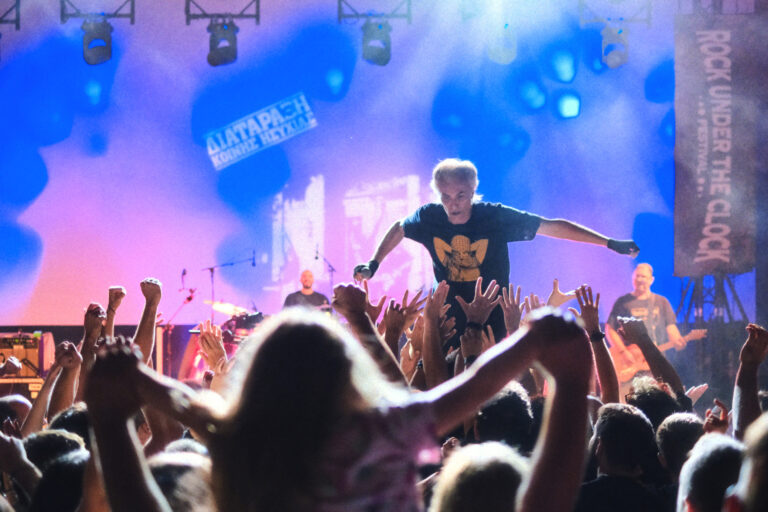 Χανιά: 10 χρόνια Rock Under the Clock με ροκ ήχους, κοινωνικά μηνύματα και αλληλεγγύη στη Γάζα | Φωτός