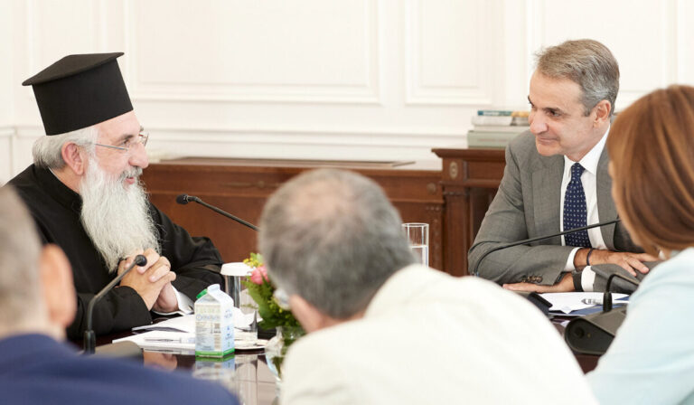 Η Εκκλησία της Κρήτης ετοιμάζει απάντηση προς Μητσοτάκη για το «μεταθετό»