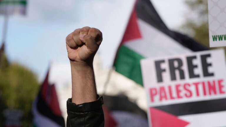 Δώδεκα χώρες δεσμεύτηκαν να στηρίξουν οικονομικά την Παλαιστινιακή Αρχή, τα φορολογικά έσοδα της οποίας παρακρατούνται από το Ισραήλ