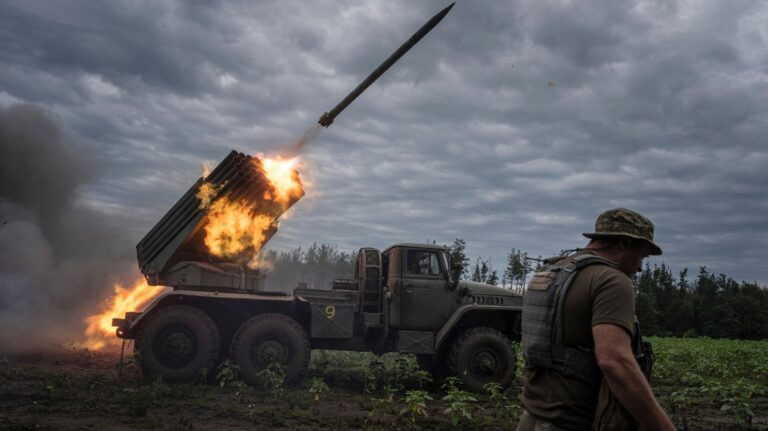 Ο Ζελένσκι θέλει να επενδύσει στον ουκρανικό στρατό με… τα λεφτά των άλλων – Το σχέδιο για «κατανάλωση» της πολεμικής παραγωγής