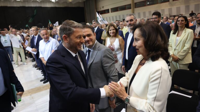 ΠΑΣΟΚ: Σε διαφορετικό κλίμα από Διαμαντοπούλου ο Ανδρουλάκης για Τέμπη – «Αναφαίρετο δικαίωμα το αίτημα εκταφής»