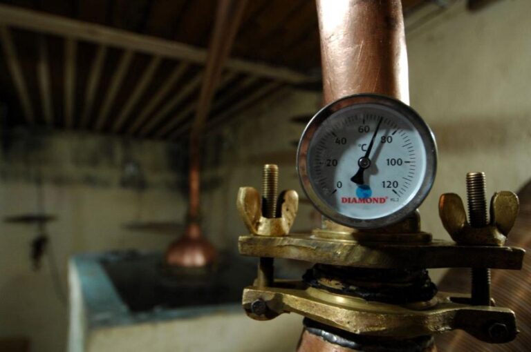 Ηράκλειο: Eντοπίστηκε παράνομο αποστακτήριο – Κατασχέθηκαν 7,5 τόνοι αλκοολούχου υγρού