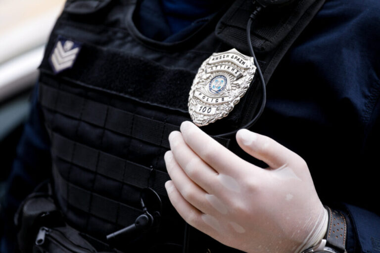 Προσωρινά ελεύθερος ο αστυνομικός που απήγαγε και ξυλοκόπησε 40χρονο επειδή τον πέρασε για «λαθρομετανάστη»