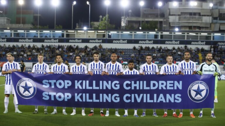 «Σταματήστε τη γενοκτονία του παλαιστινιακού λαού»: Με πανό ο Ατρόμητος στον αγώνα με τον Άρη