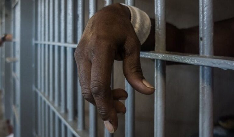 Σε απεργία πείνας έξι νεαροί Σουδανοί πρόσφυγες στις φυλακές Χανίων: «Χωρίς σαπούνι, καθαρά εσώρουχα και κουβέρτες – Aπαιτούν τη μεταγωγή τους» – Τι λέει η διοίκηση των φυλακών