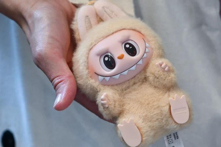 Ρωσίδα πούλησε… την ψυχή της για μια συλλογή από κούκλες Labubu – Πώς αντέδρασε η εκκλησία