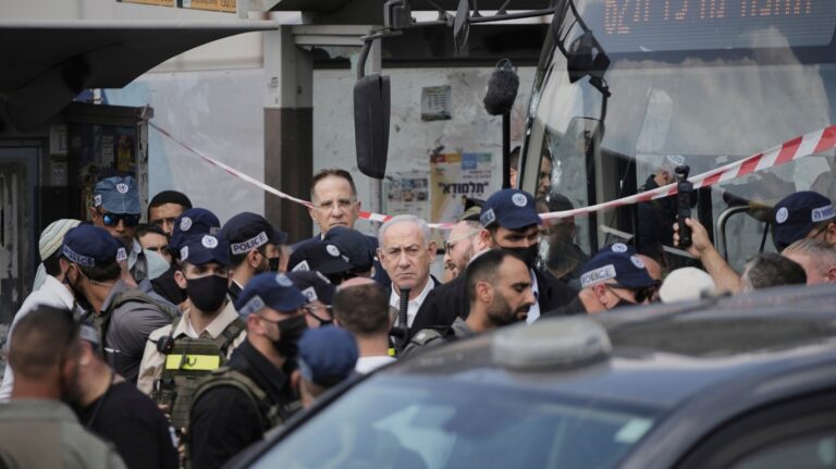 Ο Νετανιάχου υπόσχεται να «συλλάβει όλους όσους βοήθησαν» τους δράστες της επίθεσης με 6 νεκρούς