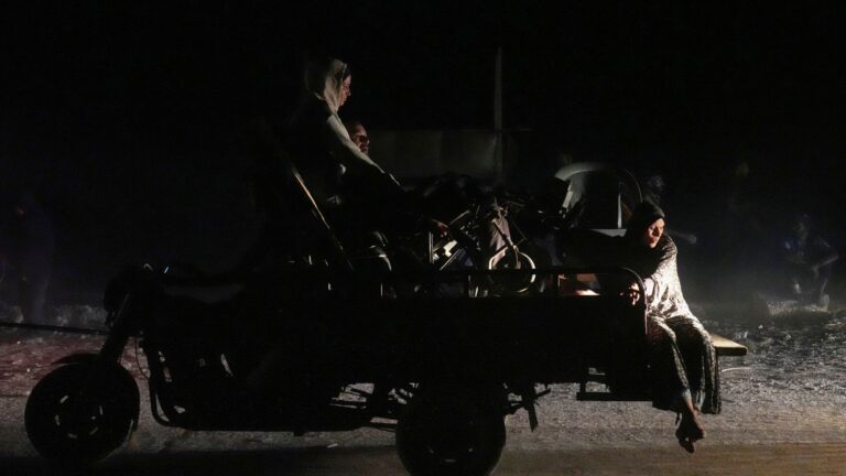 Σχεδόν μισό εκατομμύριο Παλαιστίνιοι έχουν εγκαταλείψει τη Γάζα, εκατοντάδες χιλιάδες χωρίς έξοδο διαφυγής – Το Ισραήλ σφάζει και ξεριζώνει τον λαό από τη γη του