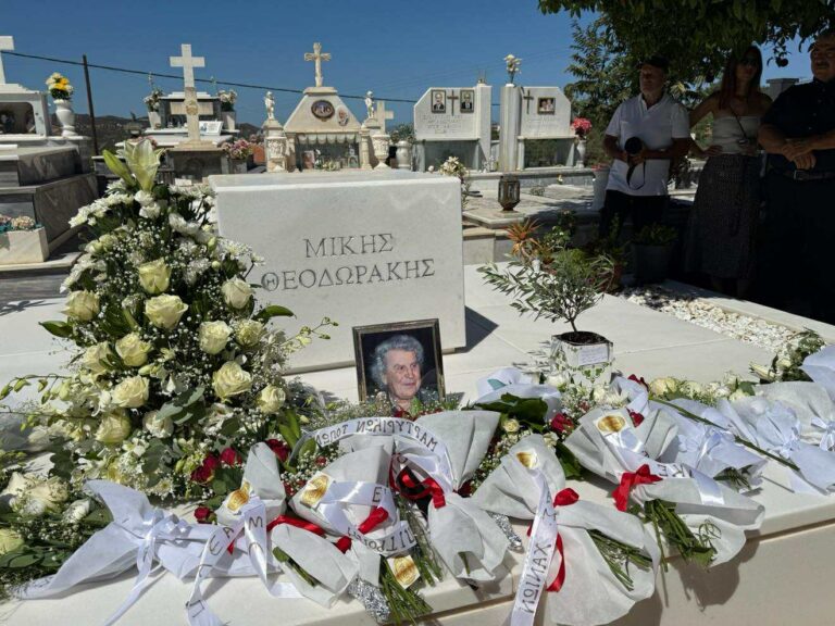 Σε κλίμα συγκίνησης το ετήσιο μνημόσυνο του Μίκη Θεοδωράκη στο Κοιμητήριο του Γαλατά