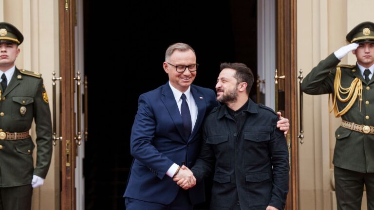 Ύποπτα παιχνίδια: Από τις πιέσεις Ζελένσκι για προβοκάτσια στους ισχυρισμούς Τουσκ – Οι αποκαλύψεις Ντούντα και το ουκρανικό όνειρο για πόλεμο ΝΑΤΟ-Ρωσίας