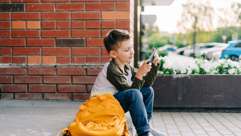 Το Μαξίμου ετοιμάζεται να προωθήσει σχέδιο απαγόρευσης των σόσιαλ στους κάτω των 15 ετών – Υπό δοκιμή πλάνο σε 5 χώρες