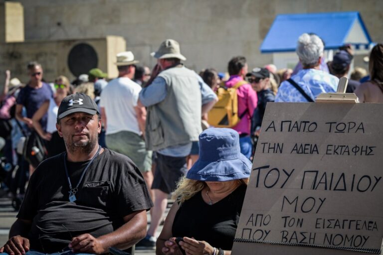 Οργή Καρυστιανού: «Έχουμε δικαίωμα στην εκταφή, τα οστά του παιδιού μου δεν είναι κρατική περιουσία»
