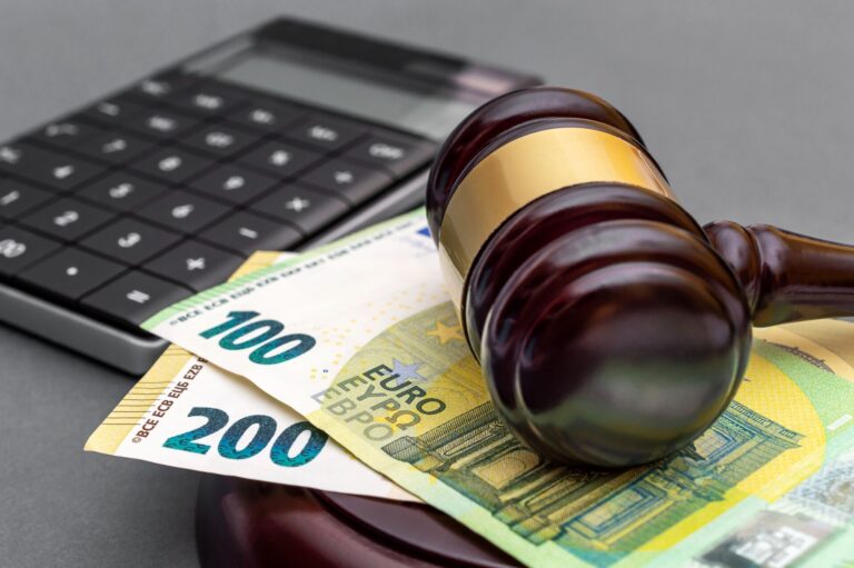 Πάνω από 200 ανώτεροι δημόσιοι υπάλληλοι ξέπλεναν μαύρο χρήμα μέσω στοιχηματικών εταιρειών