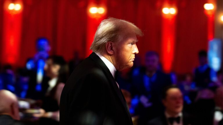 Πίσω από τα επιθετικά σχόλια, κάποιοι βλέπουν τον Τραμπ να γυρνά την πλάτη στην Ουκρανία