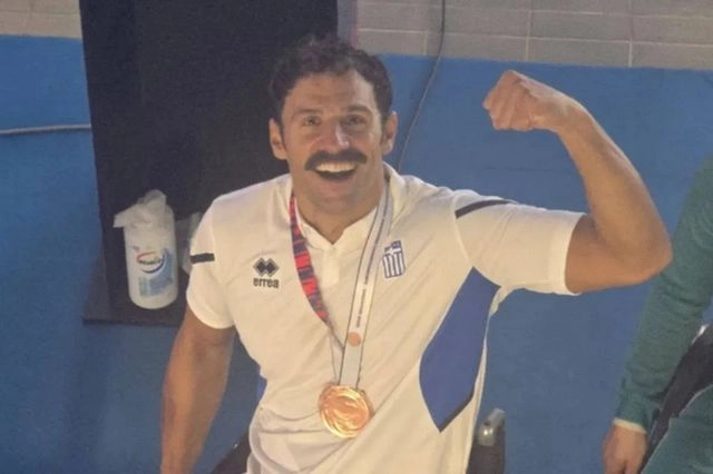 Χάλκινος ο Αντώνης Τσαπατάκης στο Παγκόσμιο Πρωτάθλημα Παρακολύμβησης 2025 – Πήρε συνέντευξη από τον εαυτό του καταγγέλοντας την απουσία δημοσιογράφων