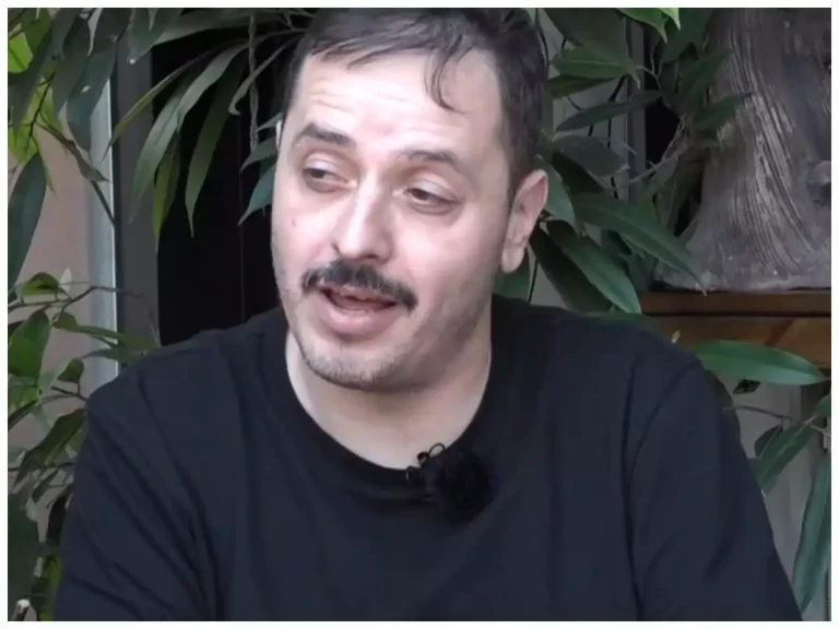 Κύριε ελέησον…: Μήνυση Χριστιανικού Σωματείου στον Αλέξανδρο Τσουβέλα για την πλάκα στον παπά σε παράστασή του | Βίντεο