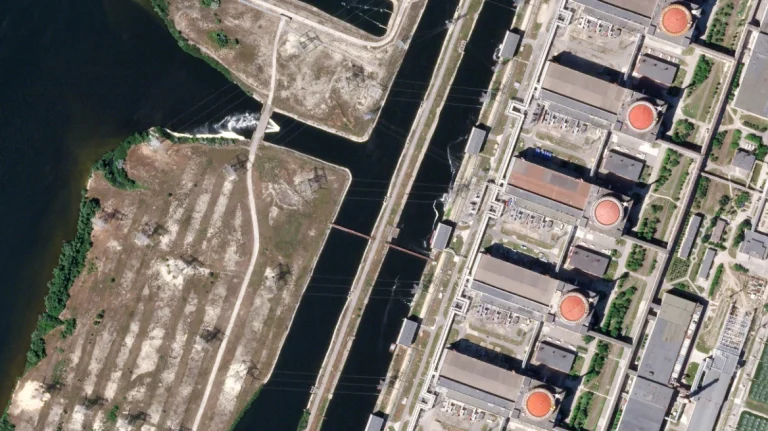 Συναγερμός για πιθανό πυρηνικό ατύχημα στη Ζαπορίζια – Ο σταθμός παραμένει χωρίς εξωτερική παροχή ρεύματος μετά τους βομβαρδισμούς