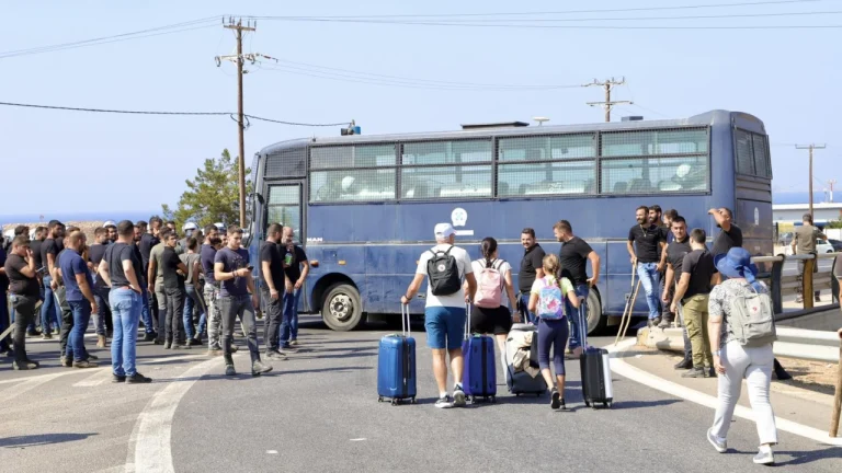 «Ποτέ ξανά Κρήτη;»: Τουριστικοί φορείς καταγγέλλουν ανεπανόρθωτη ζημιά στο brand του νησιού λόγω του μπλόκου των κτηνοτρόφων