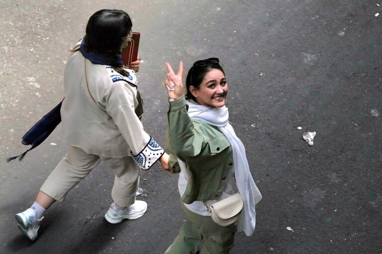 Τέλος η υποχρεωτικότητα της μαντίλας στο Ιράν – Η ταξική ιστορία της