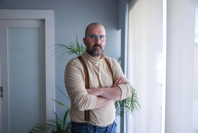 Ένα κράτος σε άρνηση: Πώς η Ελλάδα πολεμά τα θύματα των αποτυχιών της