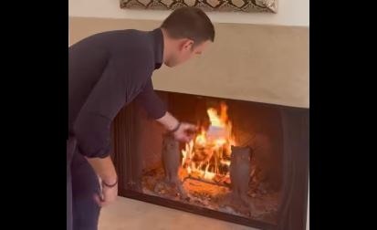 Ο Στέφανος Κασσελάκης καίει το εξώδικο που έλαβε από τον Γρήγορη Δημητριάδη