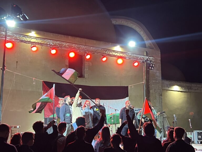 Χανιά: Τραγούδησαν «ένα τραγούδι για τη Γάζα» στο Γιαλί Τζαμί — Συναυλία αλληλεγγύης με ισχυρό πολιτικό μήνυμα