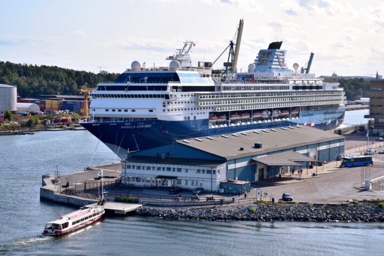 Άφιξη του κρουαζιερόπλοιου Marella Explorer στη Σούδα: Πάνω από 1.830 τουρίστες κατακλύζουν τα Χανιά