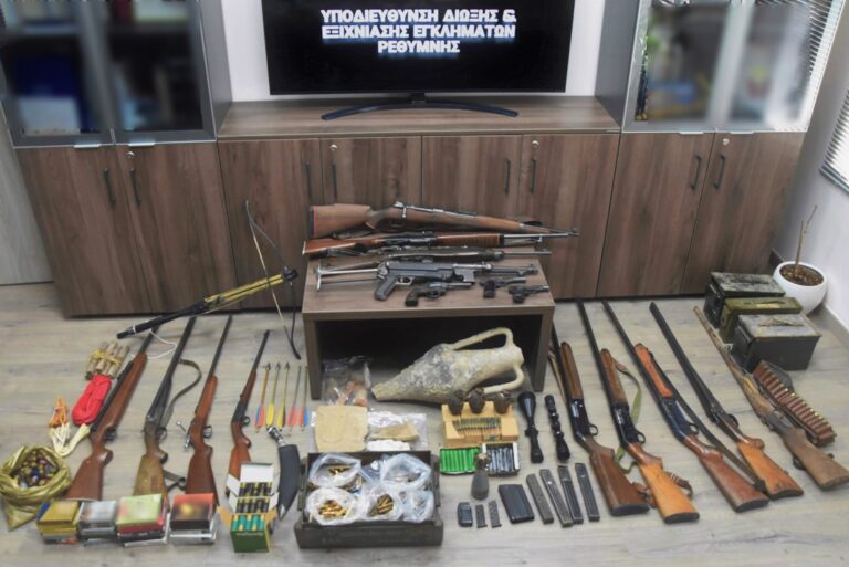 Ρέθυμνο: Σύλληψη 77χρονου με ολόκληρο οπλοστάσιο και αρχαιότητες – Κατασχέθηκαν πολεμικά όπλα, δυναμίτες και αρχαία αντικείμενα