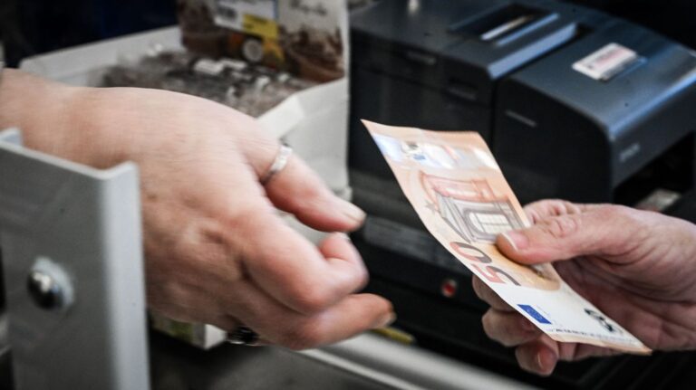 ΙΟΒΕ: Δύο στα τρία νοικοκυριά “μόλις τα βγάζει πέρα” – Μόνο ένα στα πέντε κάνει κάποια αποταμίευση