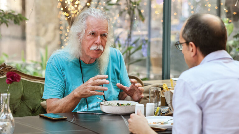 Ρος Ντέιλι: Οι διαφορές ανάμεσα στα Χανιά και το Ηράκλειο, ο Ξυλούρης και ο Παβαρότι, οι δάσκαλοί του στη λύρα και τα πανηγύρια του μαζικού γούστου