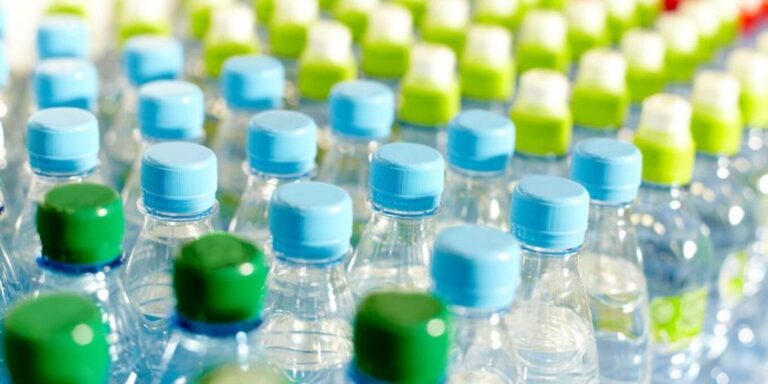 Η κρυφή απειλή στο εμφιαλωμένο νερό: Τι δείχνουν νέες έρευνες