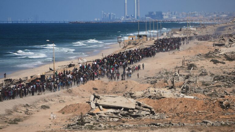 Χιλιάδες Παλαιστίνιοι στον δρόμο της επιστροφής στη Γάζα μετά την εκεχειρία – Ουρές χιλιομέτρων – Live εικόνα