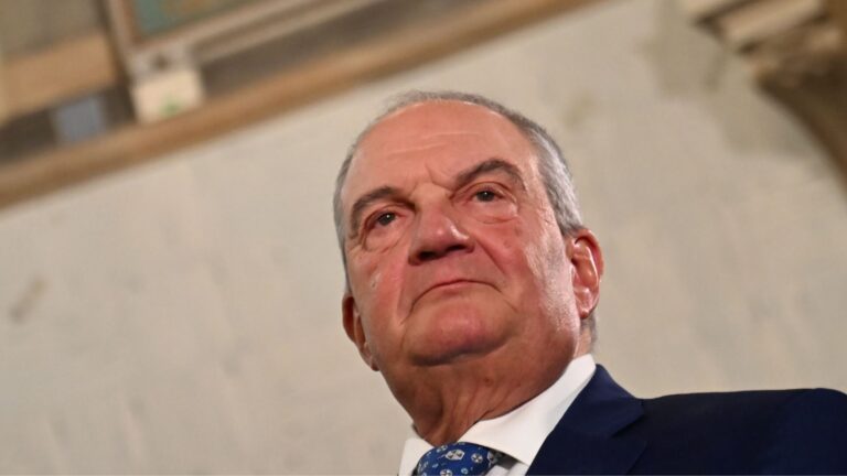 Ολομέτωπη επίθεση Καραμανλή στην Κυβέρνηση για υποκλοπές, ΟΠΕΚΕΠΕ και αγρότες