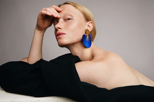 Κατερίνα Μακρυγιάννη: Από ένα μικρό εργαστήριο στα Χανιά, μια low-key σχεδιάστρια κατάφερε να δει τα σχέδιά της σε κορυφαία περιοδικά