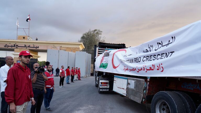 Το Ισραήλ κλείνει το πέρασμα της Ράφα και περιορίζει την ανθρωπιστική βοήθεια – Υποστηρίζει πως η Χαμάς παραβιάζει τη συμφωνία