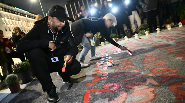 Συγγενείς θυμάτων στα Τέμπη έγραψαν ξανά τα ονόματα μπροστά από τη Βουλή