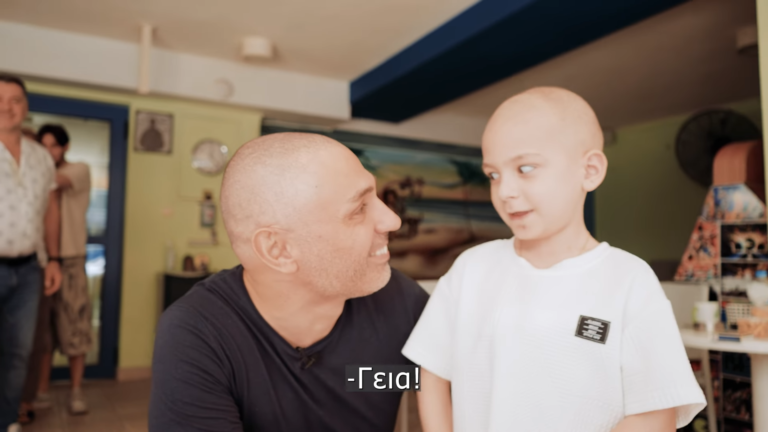 Κοσμάς Μαρινάκης: Ξύρισε τα μαλλιά του για να συμπαρασταθεί στα παιδιά με καρκίνο – Δώρισε 80.000 ευρώ στη «Φλόγα»