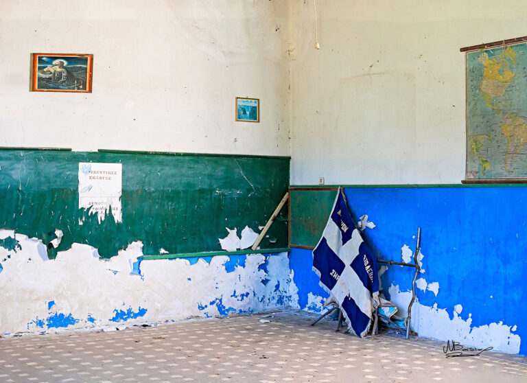«Αναμνήσεις στη σκόνη»: Το φωτογραφικό οδοιπορικό του Ν. Μπασιά στα εγκαταλελειμμένα σχολεία της Ελλάδας παρουσιάζεται στο ΚΑΦΕ ΚΗΠΟΣ