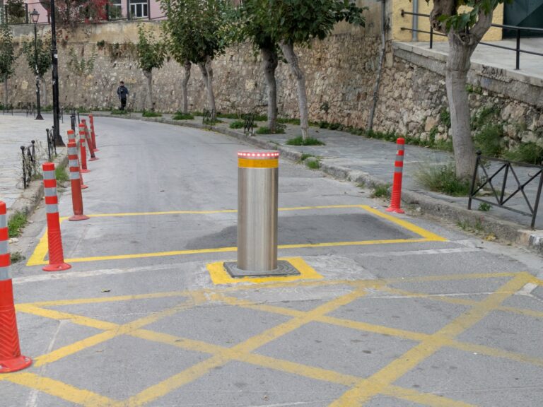 Νέα βυθιζόμενη μπάρα ασφαλείας επί της οδού Μακεδονομάχων για τον περιορισμό της αυθαίρετης διέλευσης οχημάτων