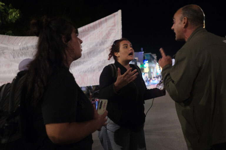 Ένταση στην πορεία του Πολυτεχνείου στα Χανιά: Λεκτική επίθεση αναρχικών σε φοιτητές της Ενωτικής Πρωτοβουλίας | Φωτός+Βίντεο