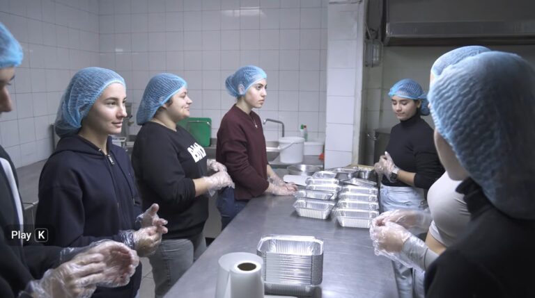 «Χέρια που σκορπίζουν φως»: Ένα ντοκιμαντέρ μαθητών του 2ου ΓΕΛ Χανίων για την αλληλεγγύη στα συσσίτια της Σπλάντζιας | Βίντεο